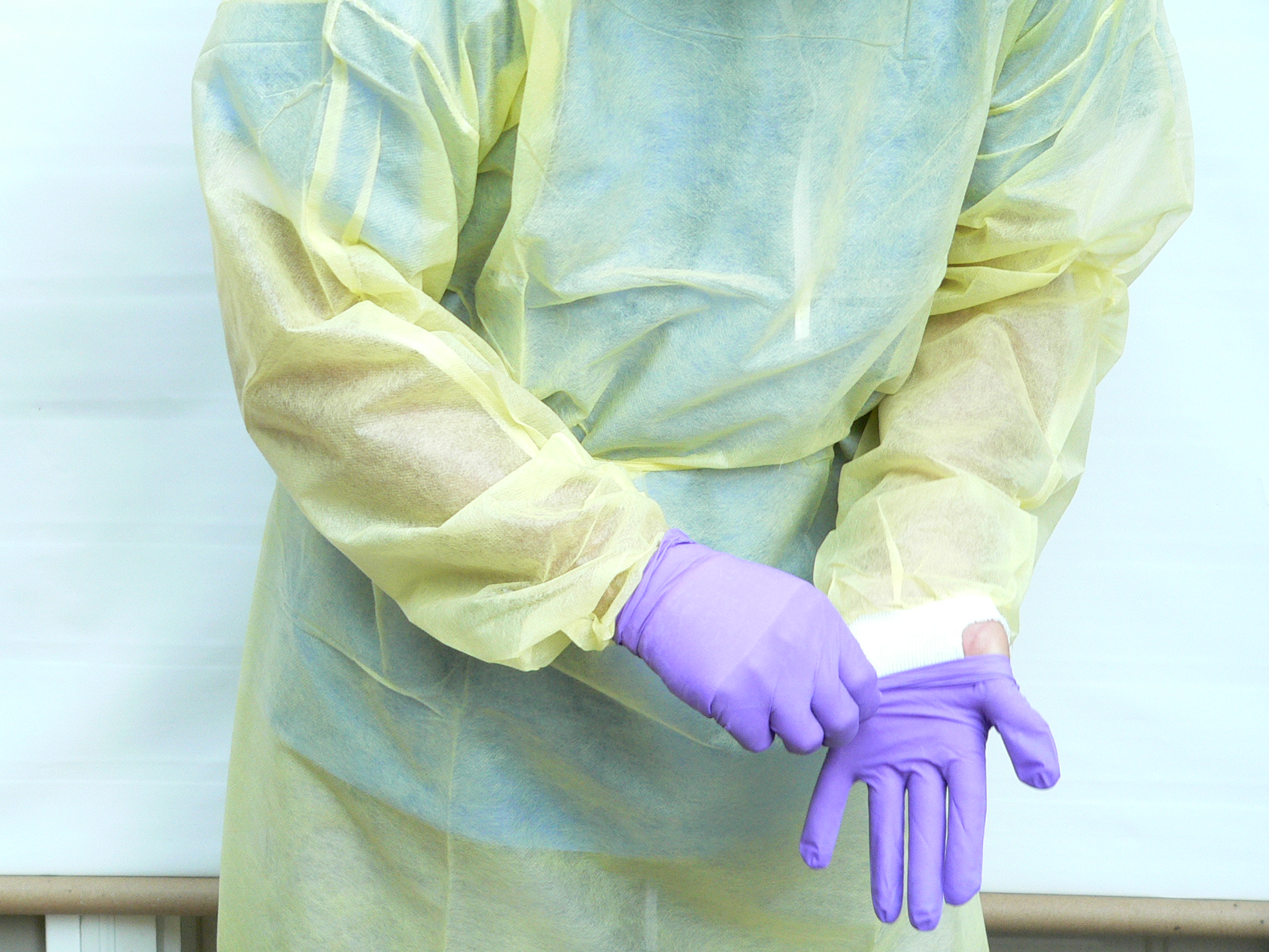 Disposable Yellow Polypropylene Isolation Gowns with Knit Cuffs